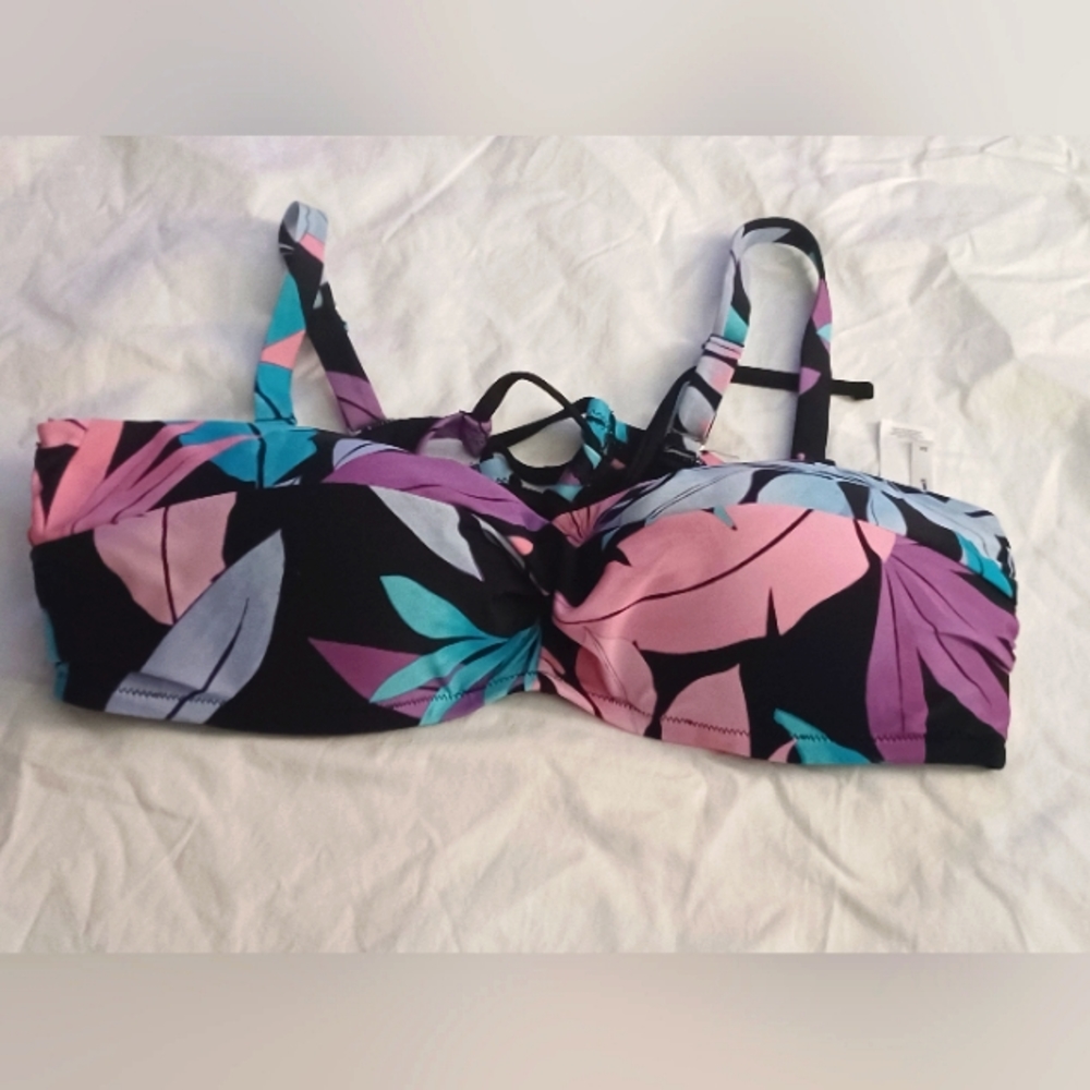 Glowbeam Women's Twist Front  swim top. NEW WITHOUT TAGS (#74)